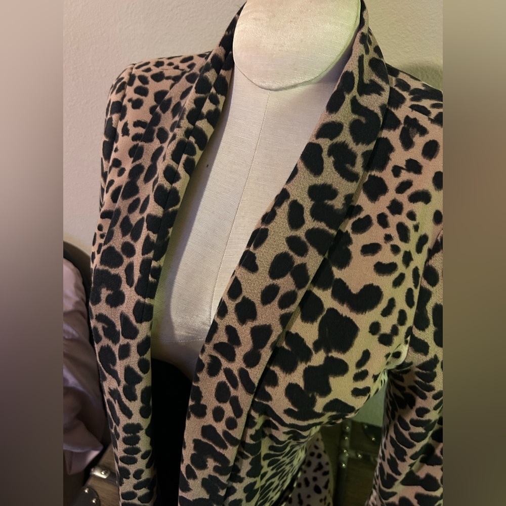 Beautiful leopard print blazer. Cuffed 3/4 length sleeves. Size L.